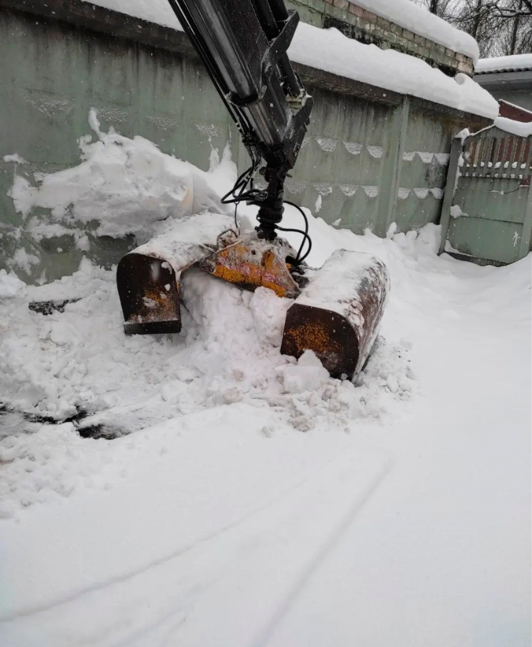 Вывоз снега в погрузкой в Смолевичах